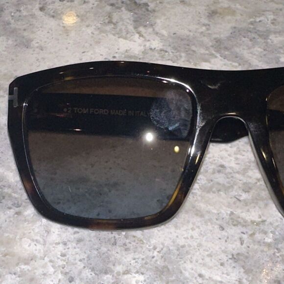 Tom Ford Alberto TF1077 ECO 52F Sunglasses – Black Shield Wrap – One Arm Broken - Picture 5 of 6